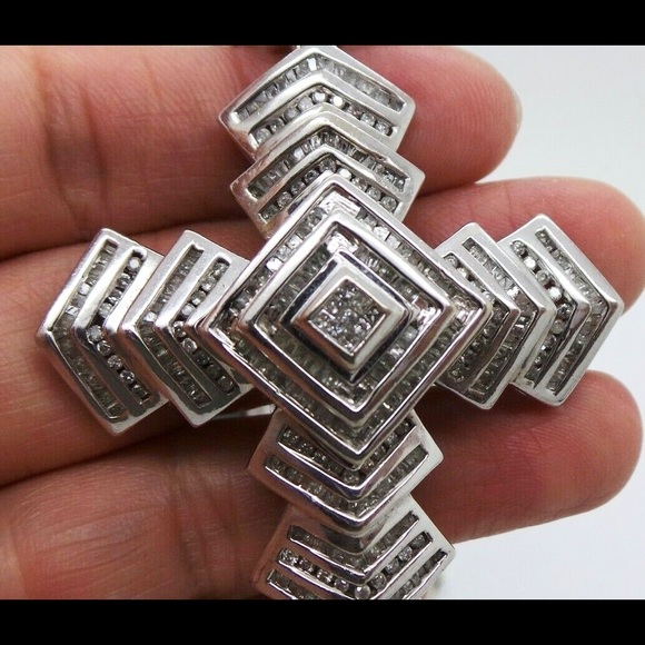 10K GOLD DIAMOND CLUSTER CROSS PENDANT necklace - Picture 8 of 11